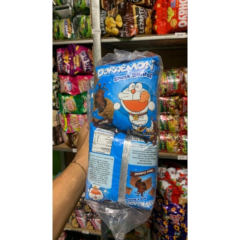 

Chiki Berhadiah doraemon rasa cokelat isi 10