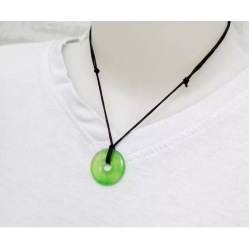 Kalung Korea dengan Liontin Giok Hijau dan Tali Hitam