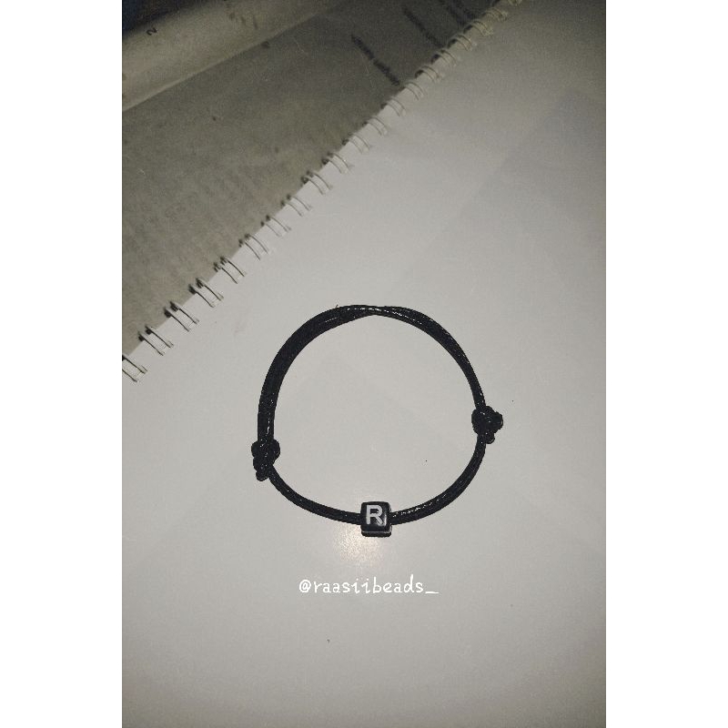 Gelang inisial hitam|gelang hitam|inisial