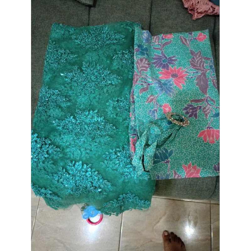 rok lilit dan kebaya hijau