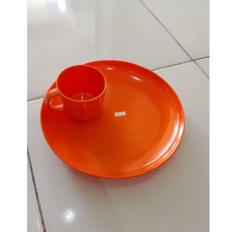Satu set piring makan bulat+ cangkir melamin