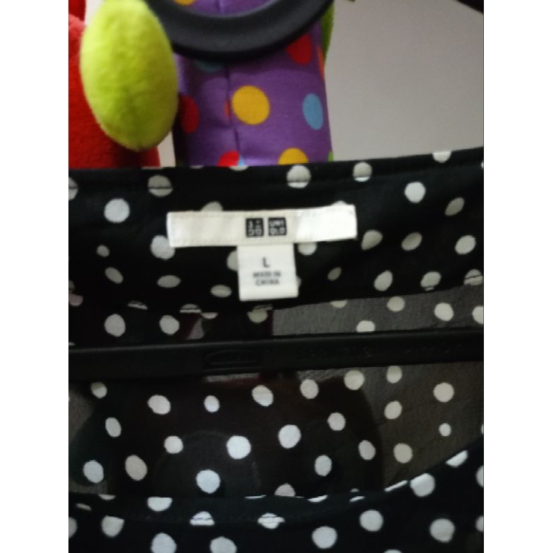 blouse hitam polka uniqlo