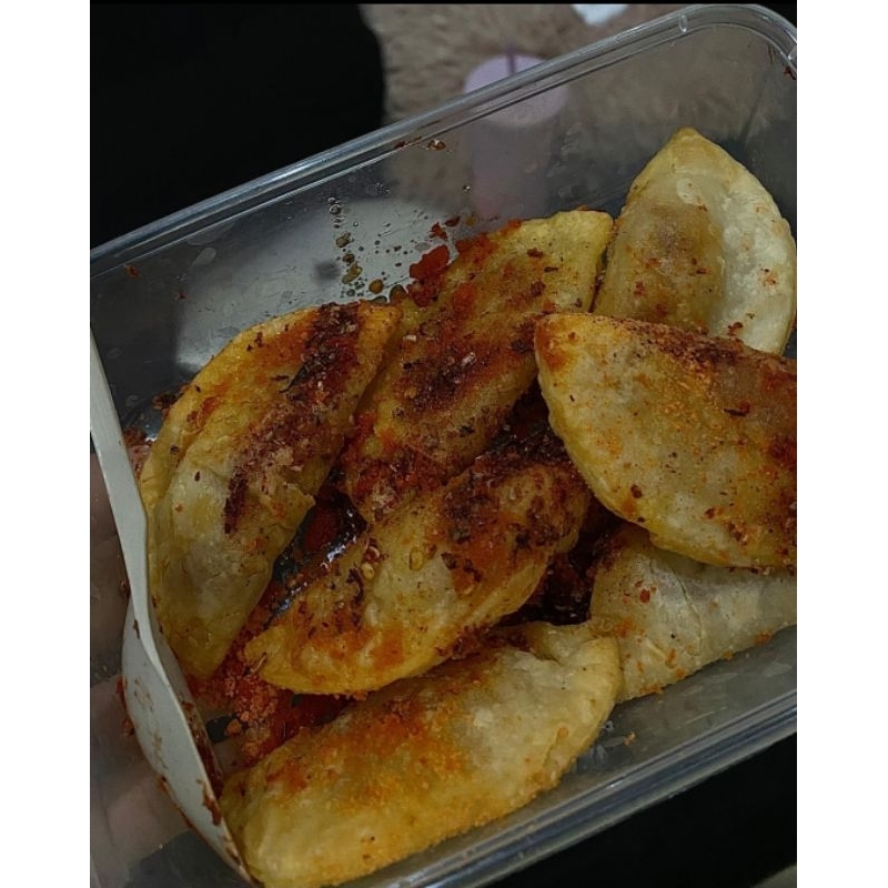 

cireng isi ayam suwir pedas saus chili oil