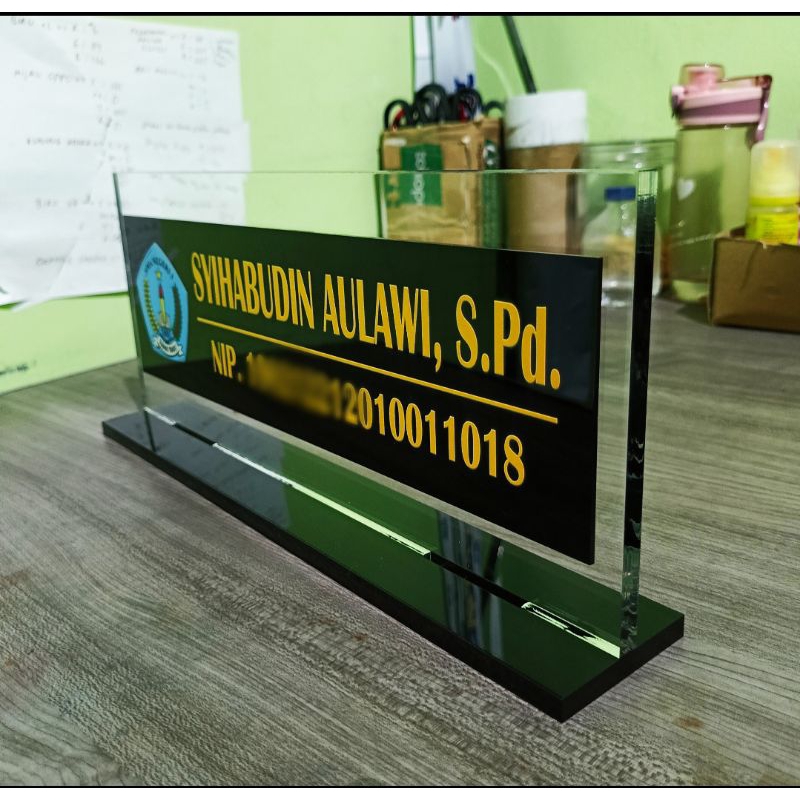 

papan nama akrilik tebal 8 mm + print nama