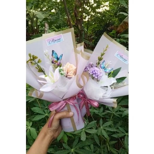 

Bouquet bunga simple ada kupu-kupu