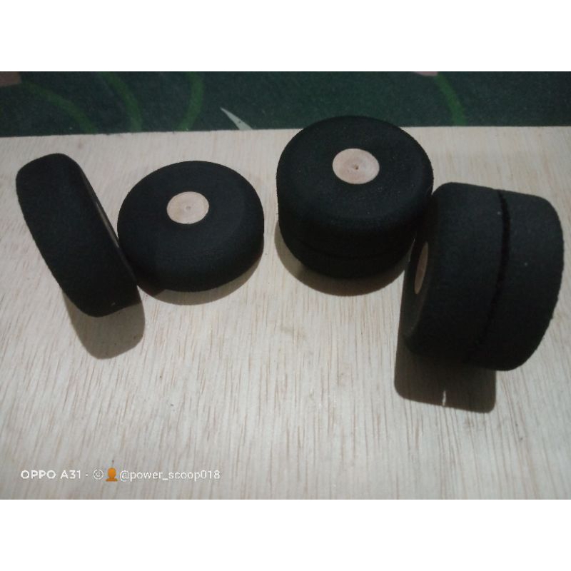 Roda miniatur truk dan bus 1set ukuran 4,5cm