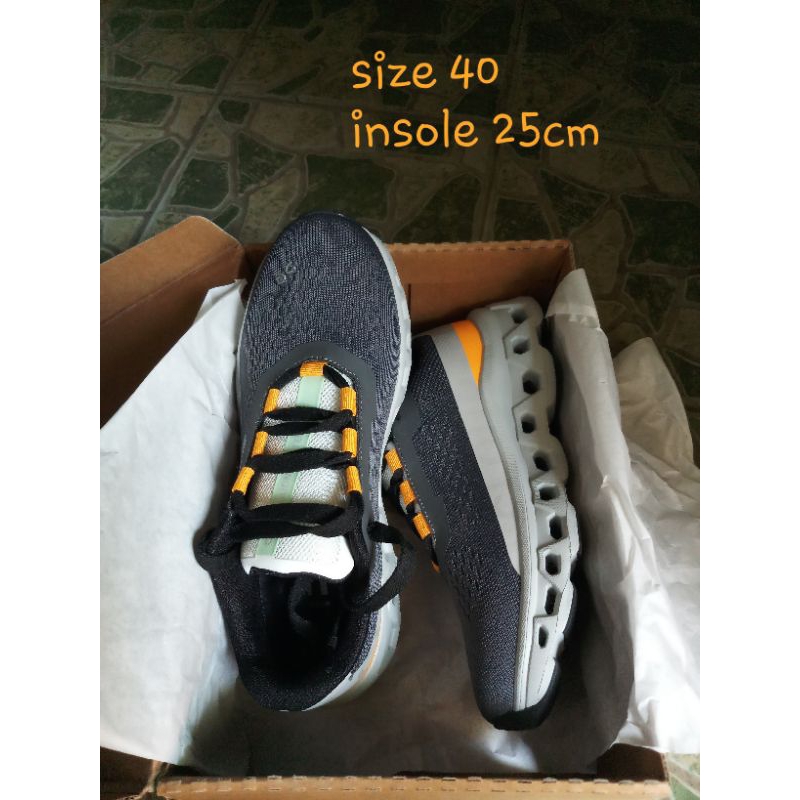 Sepatu running OC