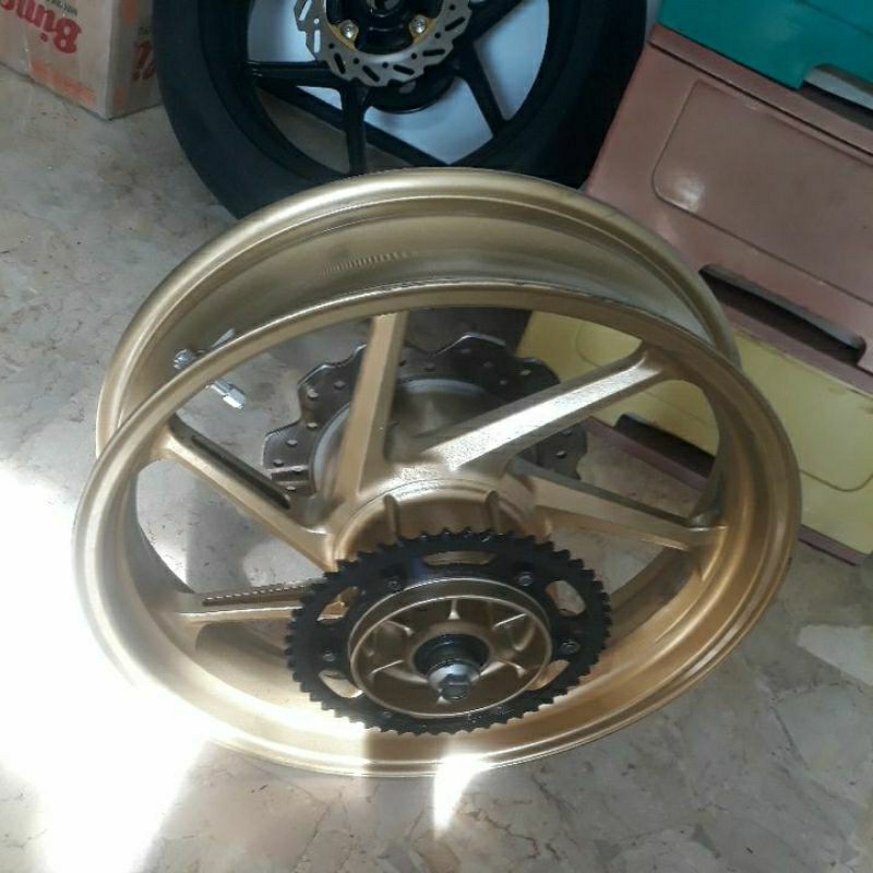 velg belakang full set cbr 250 rr gold r17 4in 90% bekas