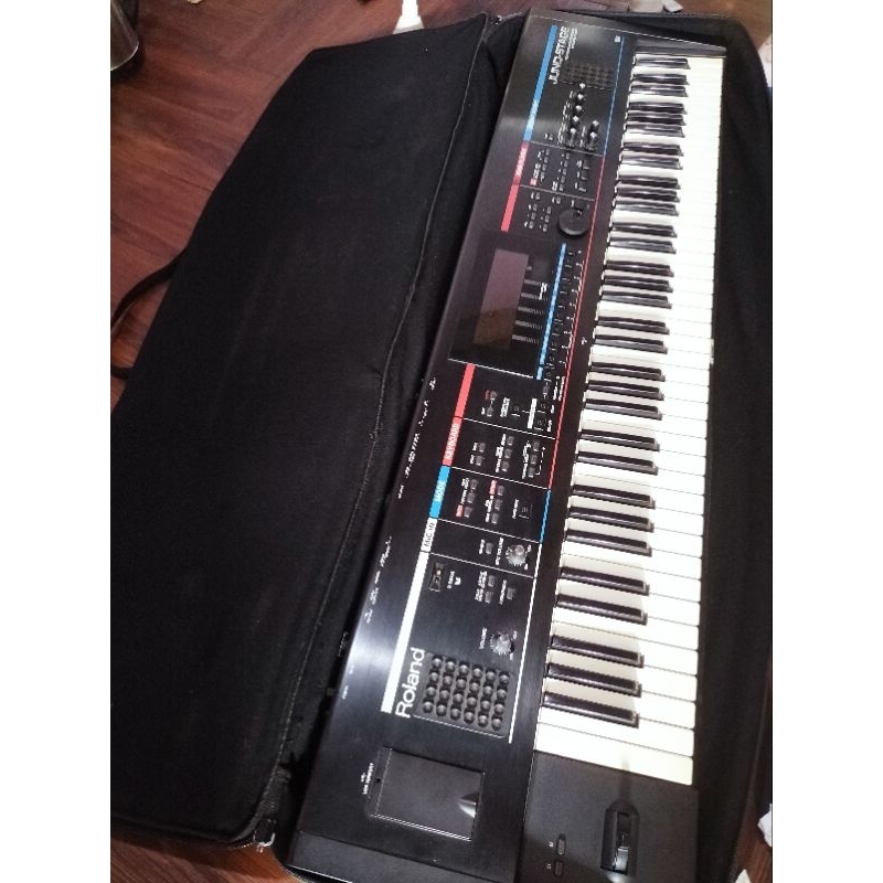 Keyboard Roland Juno stage