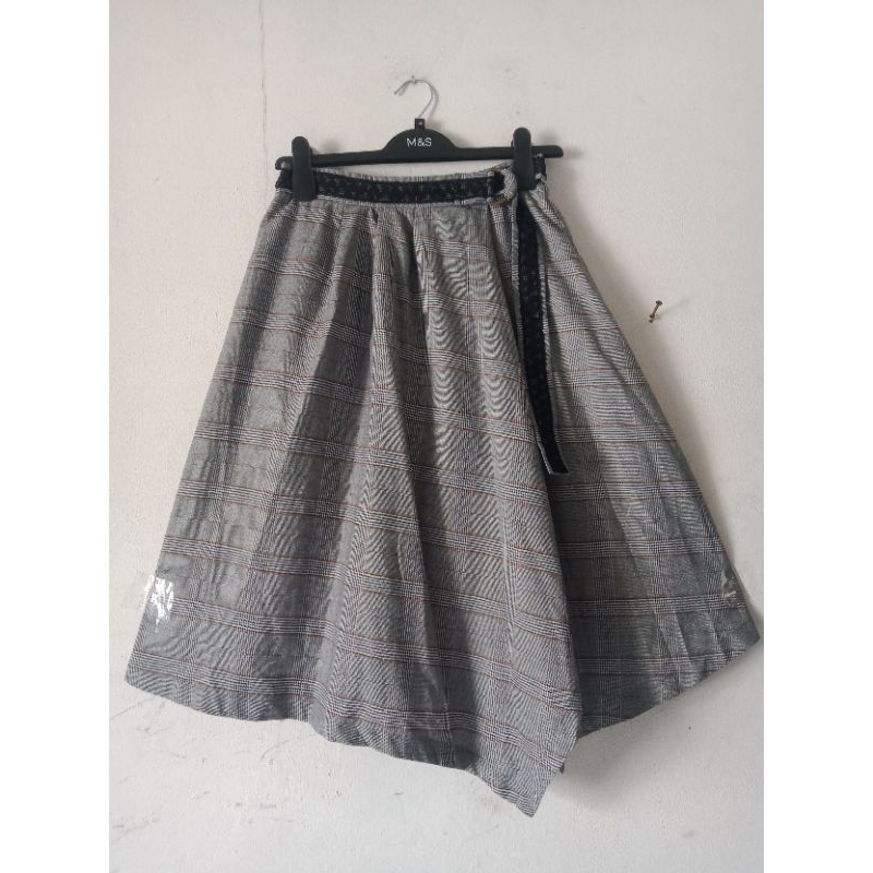 BACA DESKRIPSI PRODUK - PRELOVED THRIFT - Rok Midi Tartan Axes Femme