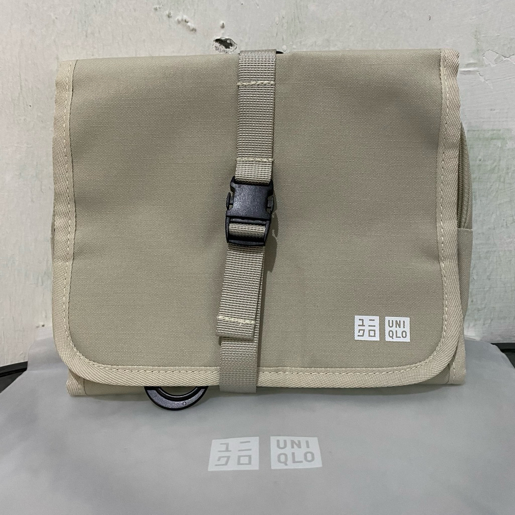 UNIQLO Toiletries Bag, Warna Cream (special gift UNIQLO edition)