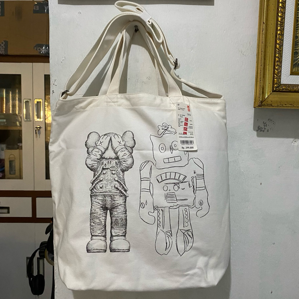 UNIQLO Tas Jinjing 2 Way Kaws + Warhol, Warna Off White