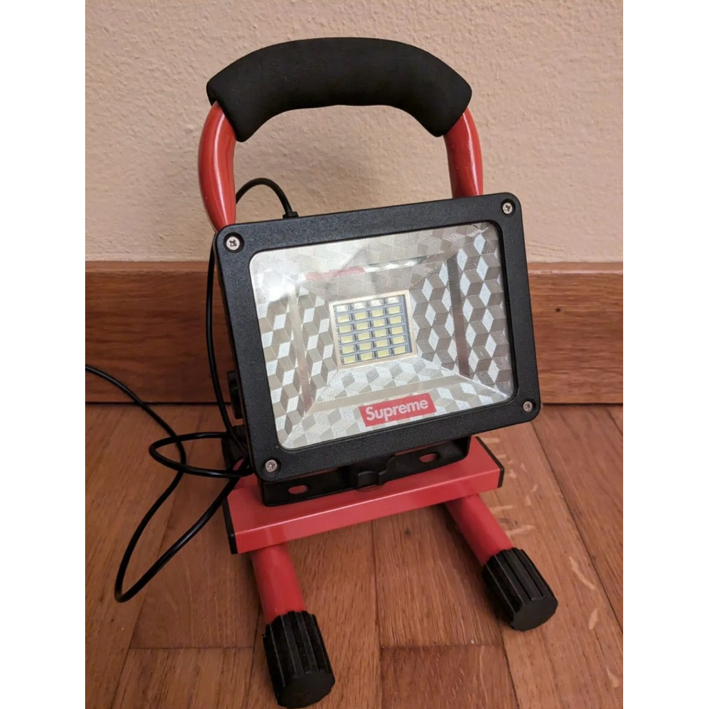 Supreme cordless floodlight