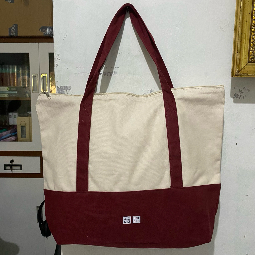 UNIQLO Canvas Tote Bag, Warna White - Red (special gift UNIQLO edition)