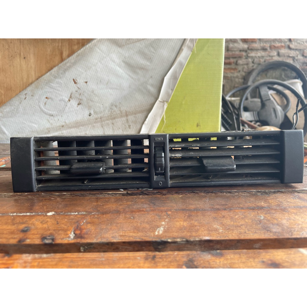 Kisi AC Tengah Mercedes W124