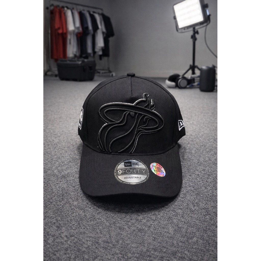 New Era Topi 9FORTY Miami Heat NBA Draft 2022 Hitam Adjustable Logo Stylish Nyaman untuk Pengguna