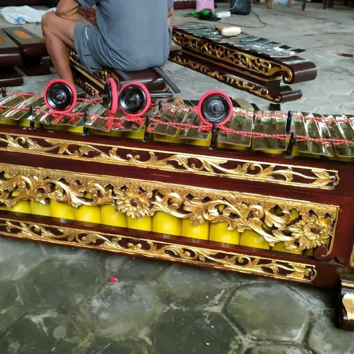 Gamelan Gender Kuningan - Rancak ukir Robyong