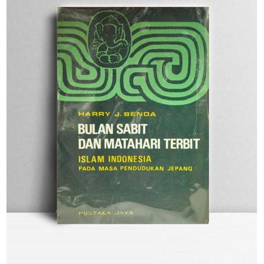 Bulan Sabit dan Matahari Terbenam - Islam Indonesia pada Masa Pendudukan Jepang. Harry J. Benda. Pus