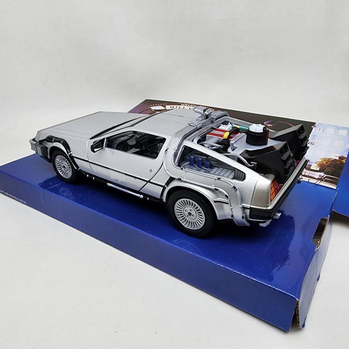 DIECAST DELOREAN TIME MACHINE BACK TO THE FUTURE 2 WELLY 1:24