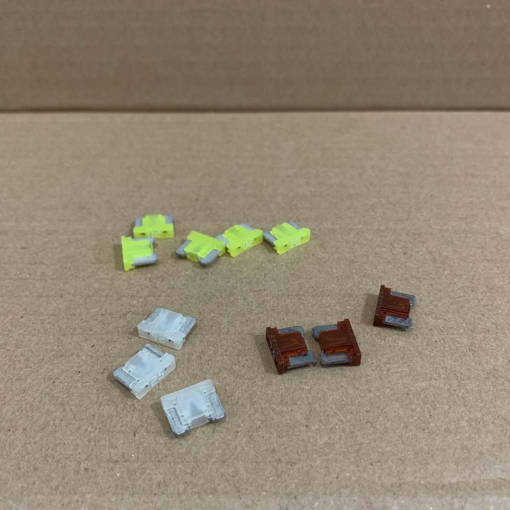 Sekring Tancap Fuse Kecil Kaki Samping Varian 7,5 / 20 / 25 Ampere