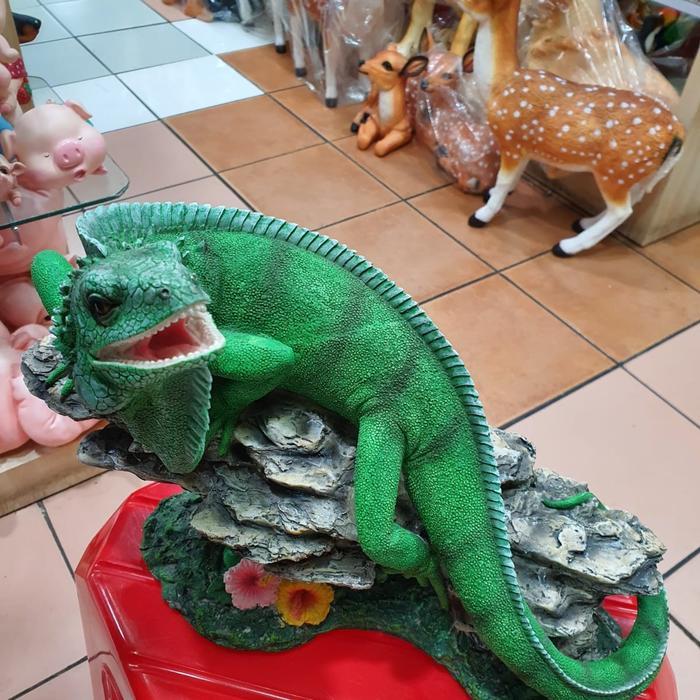 patung pajangan iguana green besar dekorasi hiasan taman kolam kebun