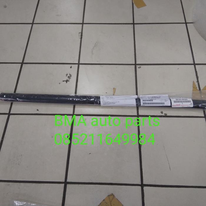 Karet Kaca Pelipit Luar Belakang Fortuner Original
