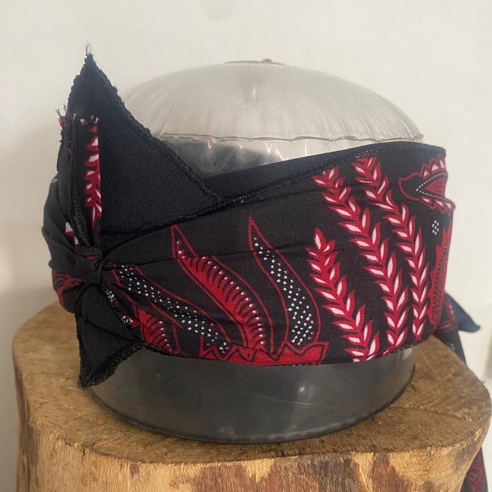 Ikat kepala tradisional sunda motif batik