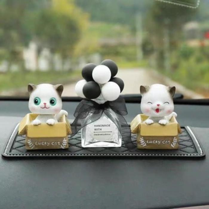 pajangan kucing mobil hiasan boneka kucing balon parfume KUCING KARDUS pajangan mobil luckey cat