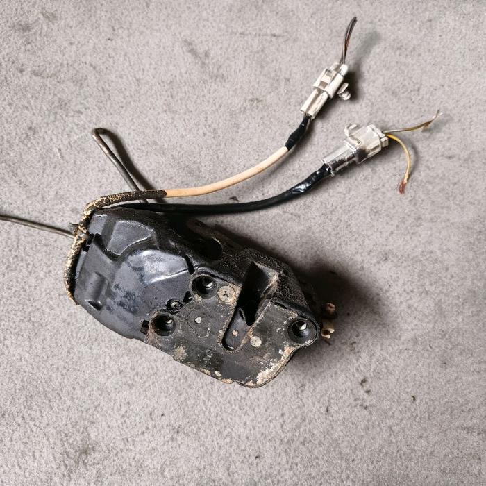 door lock Suzuki baleno old 97 depan kanan