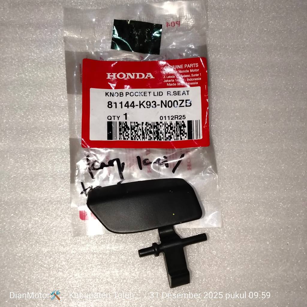 AHM 81144K93N00ZB KNOP LACI TUTUP SAKU SCOOPY ESP K93 ORIGINAL