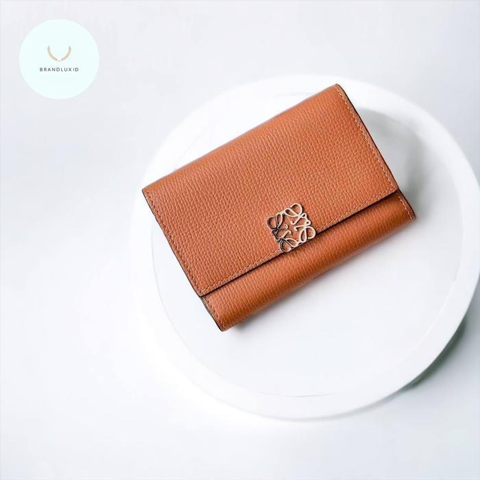 Loewe Anagram Small Vertical Wallet in Pebble Grain Calfskin in Tan