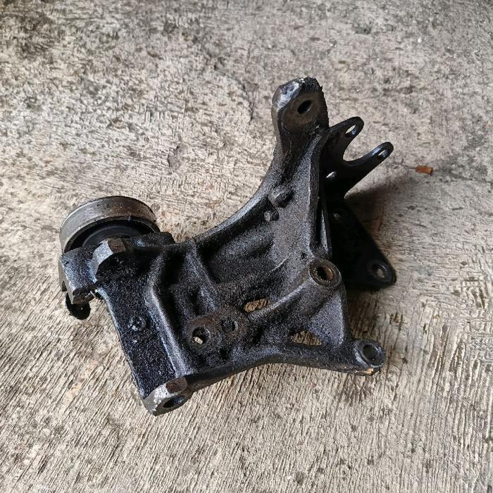 brecket dudukan  kompresor ac suzuki baleno old 97