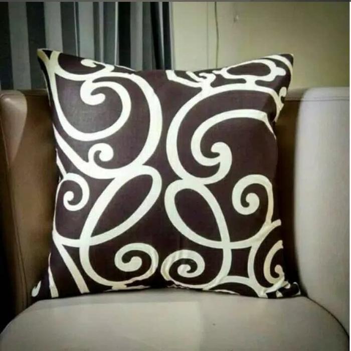 Sarung bantal sofa / kursi motif coklat cream LV 40x40 cm