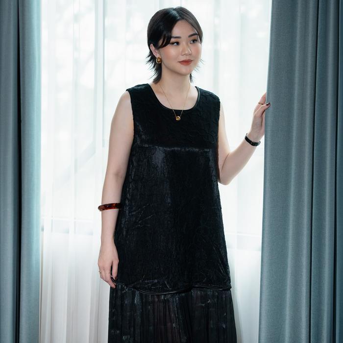 This Is April Gisel Dress Gaun Wanita Tanpa Lengan Embroidery Plisket Elegan Mewah Black Dan Ivory