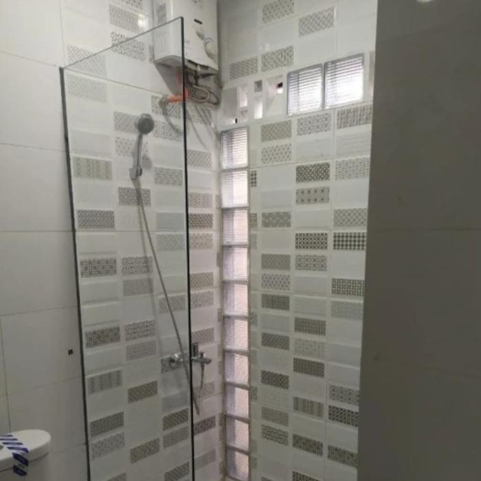 Sekat kaca kamar mandi (tempred 10mm)