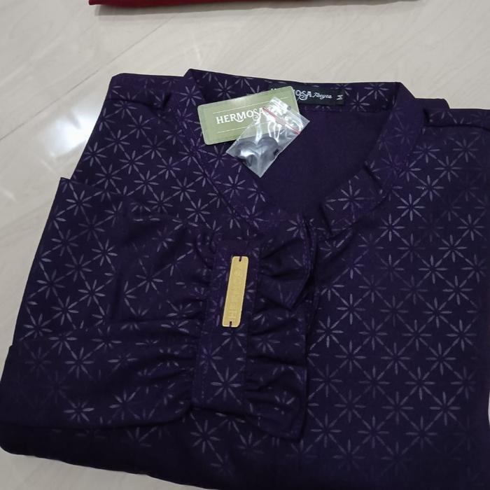 (Hermosa)Gamis Embos Wolfis Motif Starla Ungu Tua-Gamis Ungu Tua Premium Bahan Wolfis Embos Busui