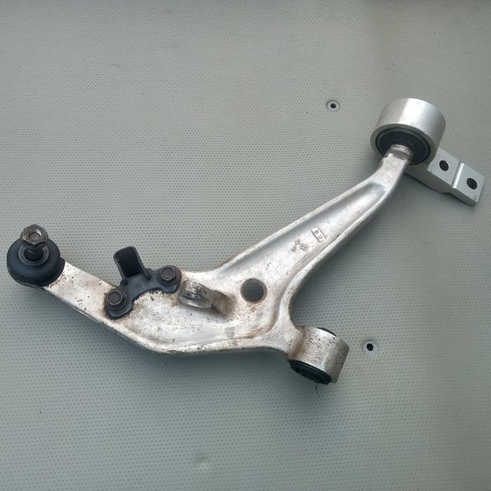 lower arm sayap Nissan X-Trail T30 bagian kanan