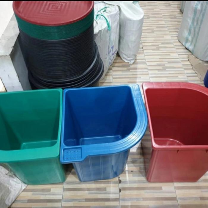 Bak Air Sudut Kamar Mandi Besar