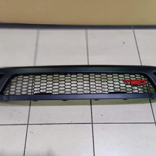 Grill Depan Hilux Revo Trd