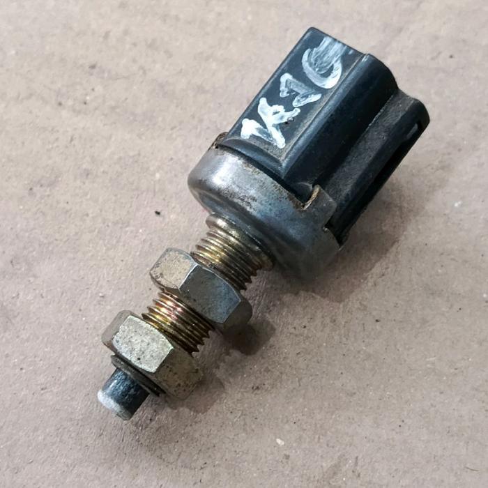 switch sensor pedal rem bekas mobil Toyota kijang super g grand rover