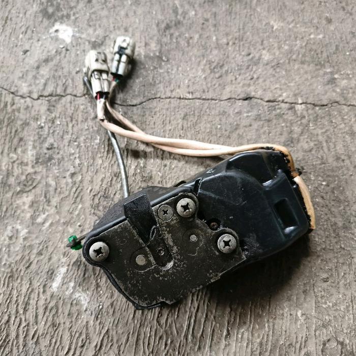 door lock doorlock Suzuki baleno old 97 depan kiri