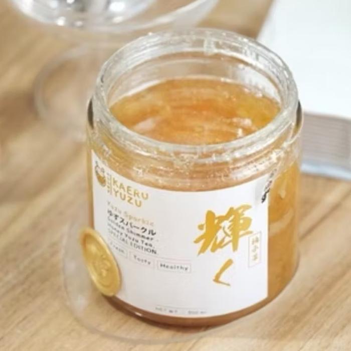 Yuzu sparkle. Minuman rasa yuzu dengan potongan jeruk. Minuman berkilau. Minuman glitter. Minuman