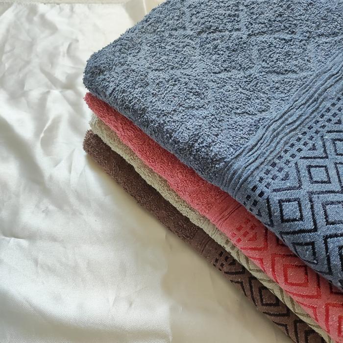 Handuk Mandi Dewasa Motif Kotak Kecil Bahan Katun Ukuran 70x140