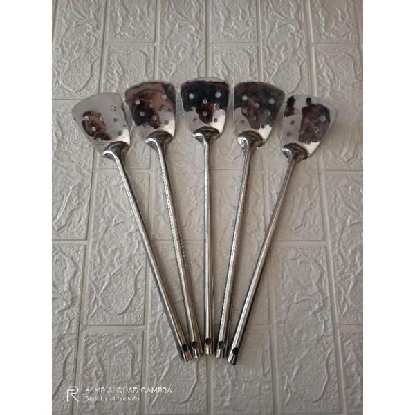 Sutil spatula stainless lubang besar / sodet stainless