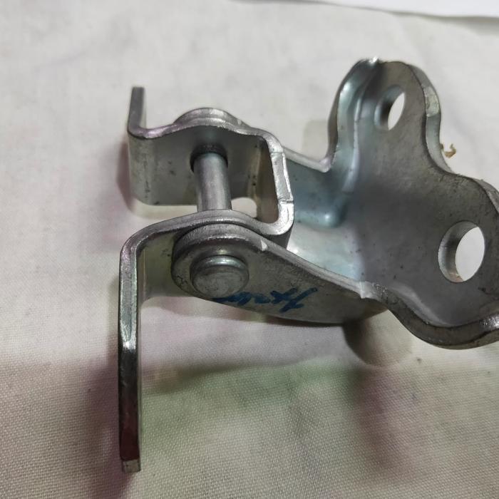 Engsel Pintu Depan Bgn Bawah Original Daihatsu Xenia Avanza