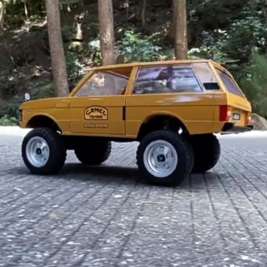 Mobil RC Off-Road 1:12 Range Rover MN-168 2.4G 4WD untuk Aksi Panjat dan Jelajah Ekstrem
