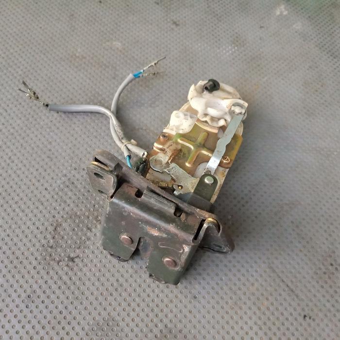 doorlock bagasi aerio 2003