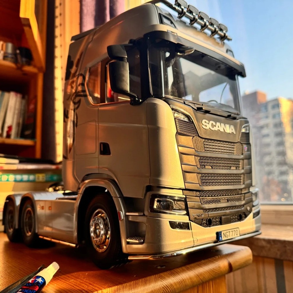 Truk RC Scania Lisensi Resmi Skala 1/18 Model 770S dengan Trailer 501D, Mainan Elektrik Siap Pakai
