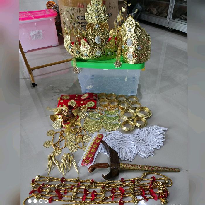 Set siger mahkota kepala adat Lampung