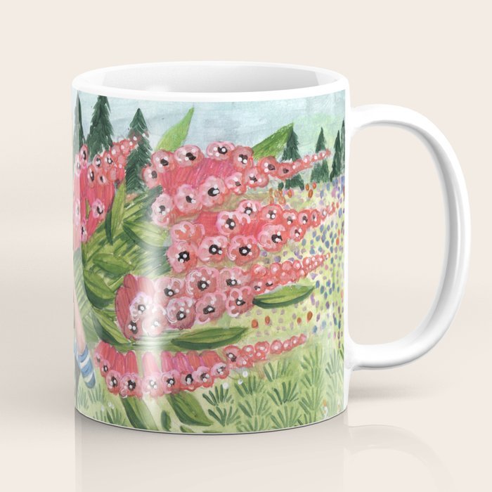 Mug Kopi Wanita Memetik Bunga di Ladang Cangkir